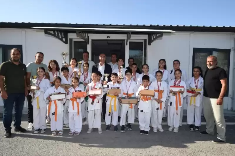 BAŞKAN YAPAR, KARATE TAKIMI’NI AĞIRLADI