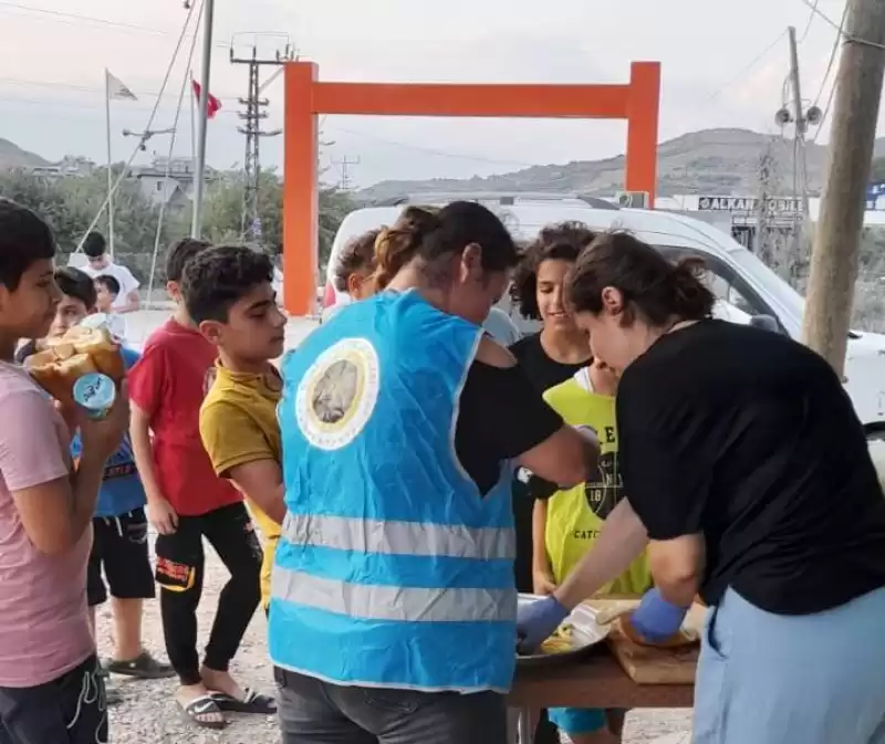 DEVLET-İ ALİYYE OCAKLARI HATAY İL BAŞKANLIĞI DEPREMZEDE ÇOCUKLARIN YANINDA