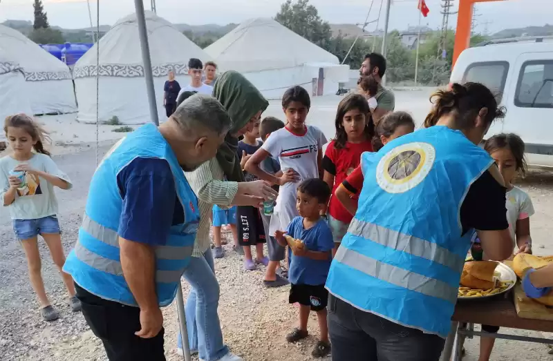 DEVLET-İ ALİYYE OCAKLARI HATAY İL BAŞKANLIĞI DEPREMZEDE ÇOCUKLARIN YANINDA