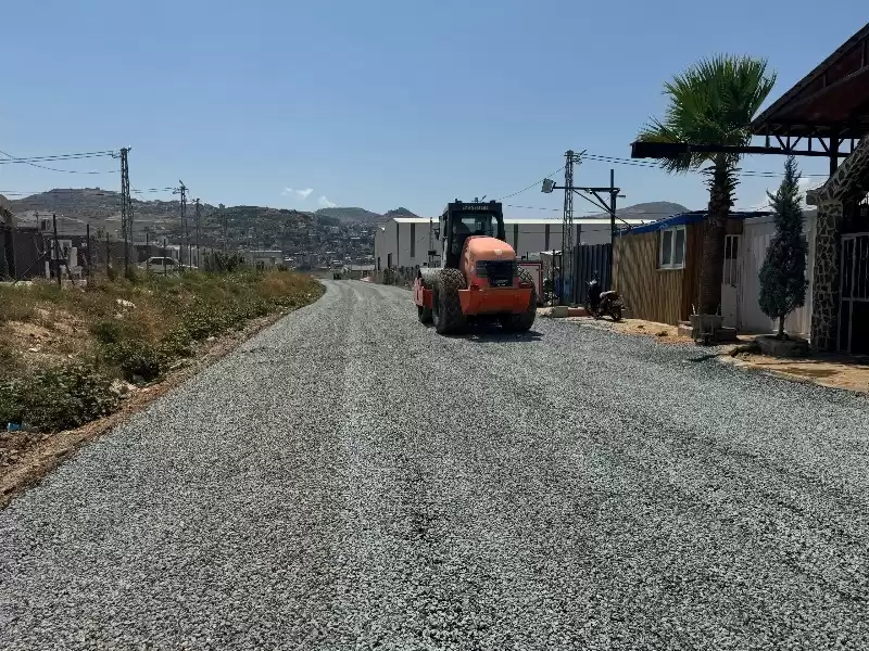 ANTAKYA, NARLICA MAHALLESİ’NDE SATHİ ASFALT ÇALIŞMALARI SÜRÜYOR