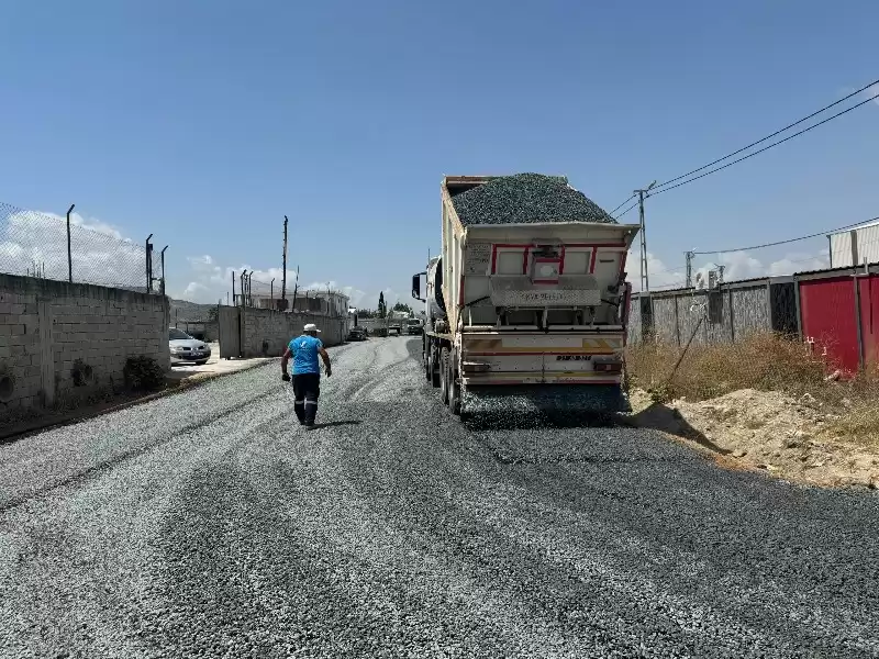 ANTAKYA, NARLICA MAHALLESİ’NDE SATHİ ASFALT ÇALIŞMALARI SÜRÜYOR