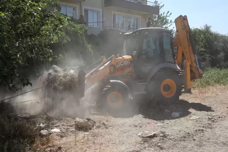 HATAY BÜYÜKŞEHİR’DEN HAFRİYAT VE MOLOZ TEMİZLİĞİ