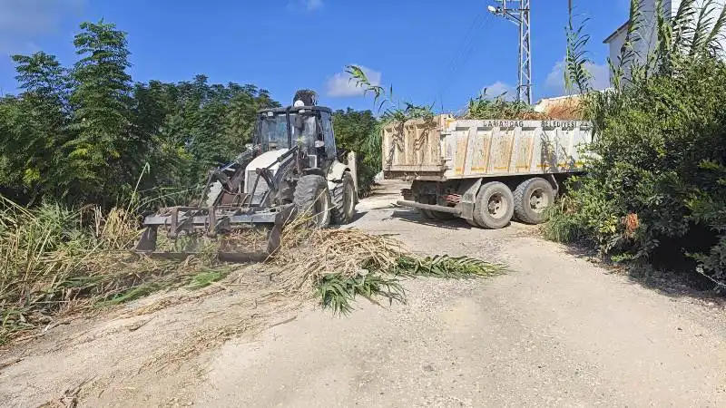 SAMANDAĞ’DA YOL YENİLEME SEFERBERLİĞİ