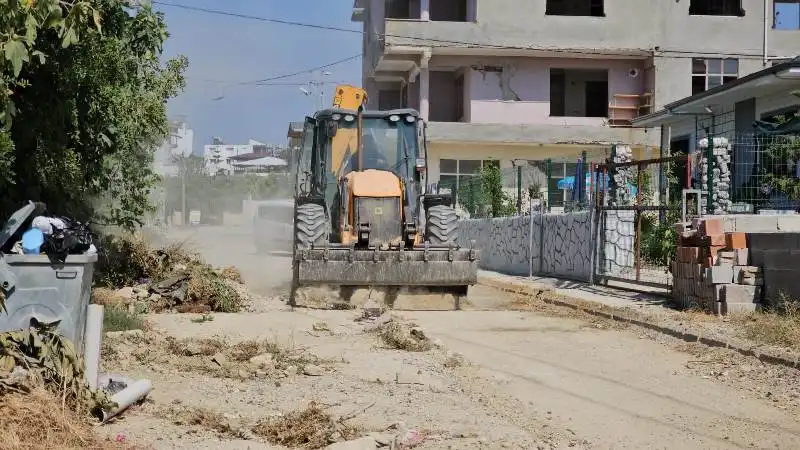 SAMANDAĞ’DA YOL YENİLEME SEFERBERLİĞİ