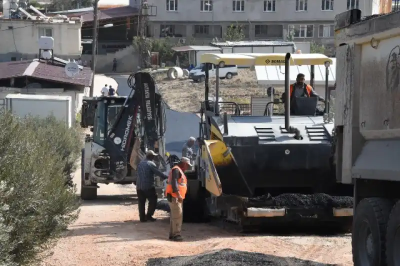 Başkan Yapar, Dediğini Yaptı, Üzümdalı Mahallesinin Yol Sorununu çözdü