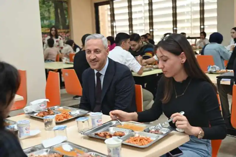 MKÜ Rektörü Eren, Öğrencilerle Yemekte Bir Araya Geldi