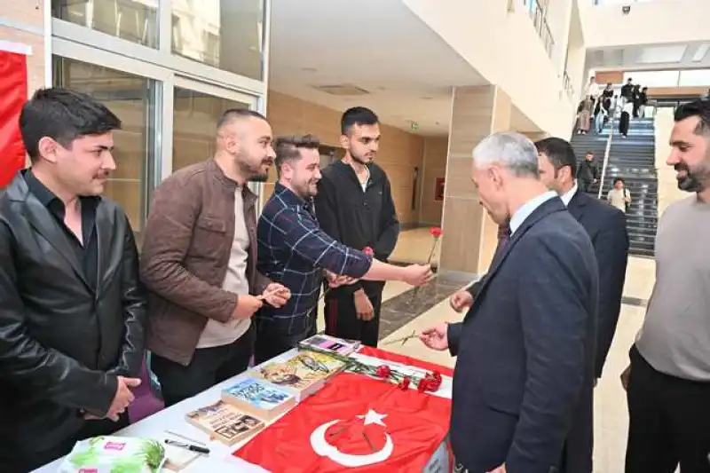 MKÜ Rektörü Eren, Öğrencilerle Yemekte Bir Araya Geldi