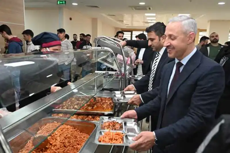 MKÜ Rektörü Eren, Öğrencilerle Yemekte Bir Araya Geldi