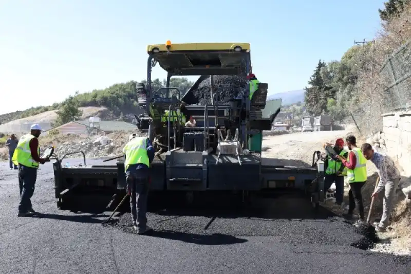 HATAY BÜYÜKŞEHİR’DE ASFALT SEFERBERLİĞİ SÜRÜYOR