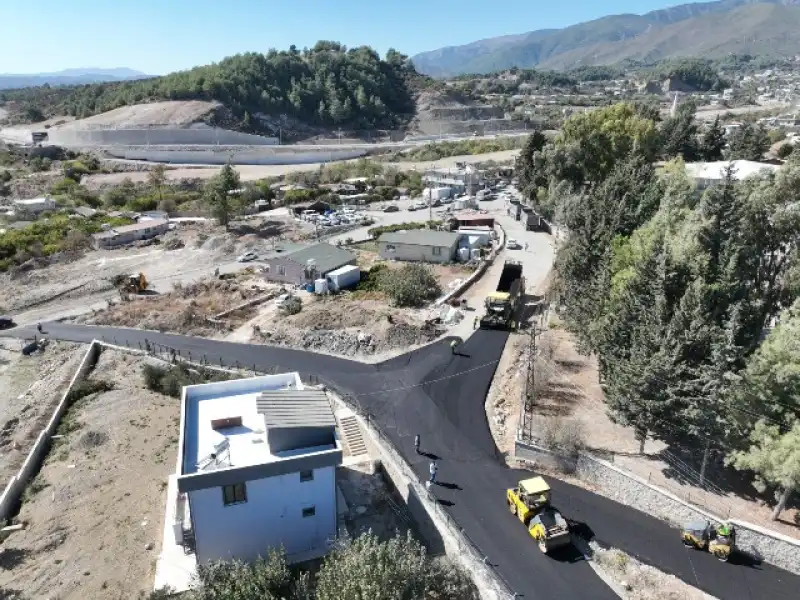 HATAY BÜYÜKŞEHİR’DE ASFALT SEFERBERLİĞİ SÜRÜYOR