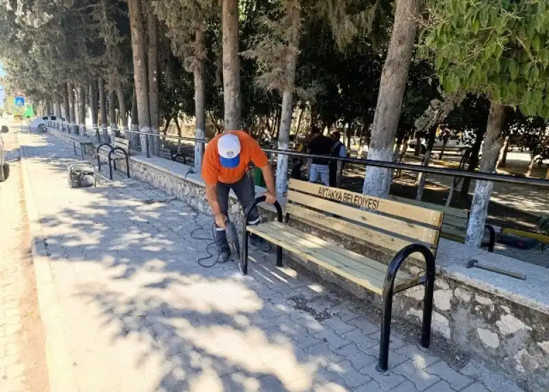 Antakya’nın Park Ve Yeşil Alanlarında Bakım Ve Onarım çalışmaları Devam Ediyor