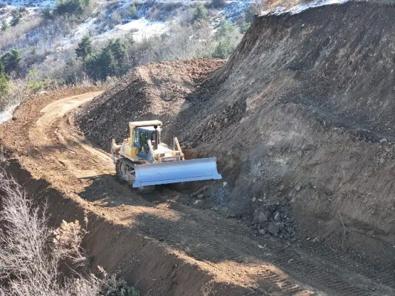 ENGEBELİ ARAZİYE RAĞMEN 35 GÜNDE 7,5 KM YOL KATEDİLDİ