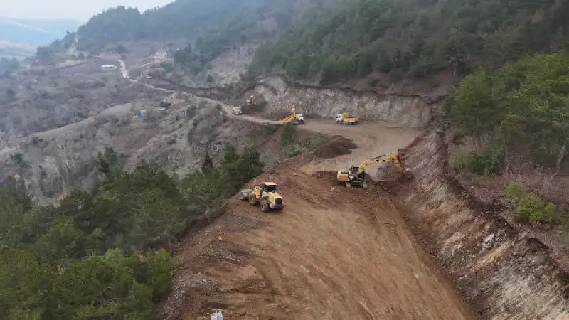 ENGEBELİ ARAZİYE RAĞMEN 35 GÜNDE 7,5 KM YOL KATEDİLDİ