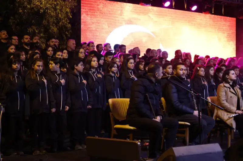 DEPREMDE KAYBEDİLEN CANLAR TÜRKÜLERLE ANILDI