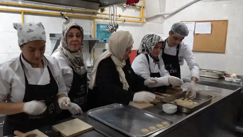 YEMEK UZMANI EMİNE BEDER’E HATAY MUTFAĞI TANITILDI  EMİNE BEDER, UNESCO HATAY GASTRONOMİEVİ’NDE  BEDER: TÜRKİYE’NİN EN ZENGİN YEMEK KÜLTÜRÜ 