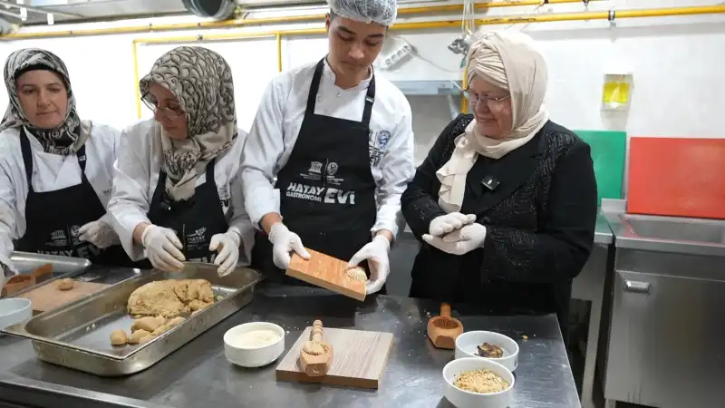 YEMEK UZMANI EMİNE BEDER’E HATAY MUTFAĞI TANITILDI  EMİNE BEDER, UNESCO HATAY GASTRONOMİEVİ’NDE  BEDER: TÜRKİYE’NİN EN ZENGİN YEMEK KÜLTÜRÜ 